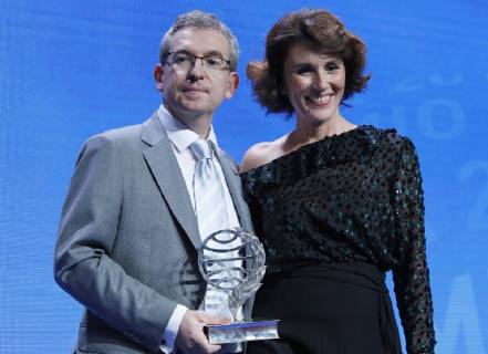 Valencian writer Santiago Posteguillo (L) poses with the 67 Planeta Novel Award with the novel Yo, Julia (I, Julia) next to finalist Ayanta Barilli during a gala celebrated at the Palace of Congresses of Barcelona, Catalonia, Spain, 15 October 2018. 67 Planeta Novel Award !ACHTUNG: NUR REDAKTIONELLE NUTZUNG!  Copyright: xAndreuxDalmaux CAT04 20181016-636752501681240011