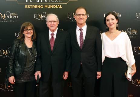 US writer Noah Gordon poses with his family as he arrives for the world musical of The Doctor , based in his bestseller, at the Nuevo Apolo Theater, in Madrid, 17 October 2018. Premiere of the musical The Doctor in Madrid !ACHTUNG: NUR REDAKTIONELLE NUTZUNG!  Copyright: xJ.P.Gandulx CMD01 20181017-636754097721318140