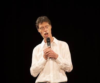 Entertainment Bilder der Woche KW42 Entertainment Bilder des Tages Deutschland - Wiesbaden - 18.10.2018 Comedy - Wiesbaden - Theater im Pariser Hof - Premiere - Maddin Schneider - Denke macht Koppweh! Kultur Premiere - Maddin Schneider - Denke macht Koppweh
