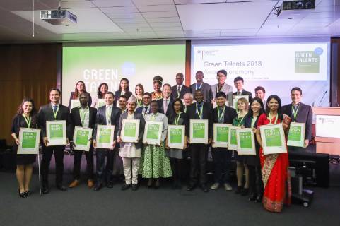 News Bilder des Tages (181022) -- BERLIN, Oct. 22, 2018 -- Guests and Green Talents Award 2018 winners pose for photos at the German Federal Ministry of Education and Research in Berlin, capital of Germany, on Oct. 22, 2018. Two Chinese scientists, together with 23 others from different countries, have been awarded the Green Talents Award 2018 by the German government on Monday for their achievements in sustainability related research.) GERMANY-BERLIN-GREEN TALENTS 2018 ShanxYuqi 
