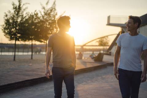 Two friends meeting at sunset, spending the evening talking model released Symbolfoto GUSF01204
