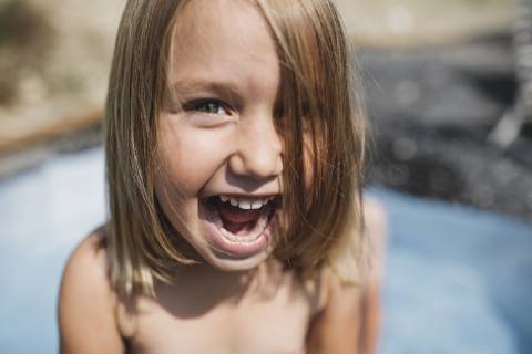 Portrait of screaming little girl having fun in pool model released Symbolfoto  KMKF00445