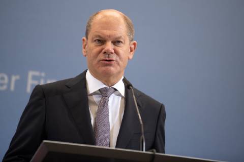 Bundesminister der Finanzen, Olaf Scholz von der Sozialdemokratischen Partei (SPD) spricht waehrend der Pressekonferenz nach der Sitzung des Arbeitskreises Steuerschaetzungen am 25.10.2018 im Bundesfinanzministerium in Berlin, Deutschland.