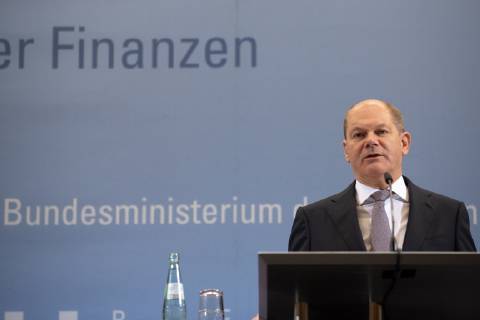 Bundesminister der Finanzen, Olaf Scholz von der Sozialdemokratischen Partei (SPD) spricht waehrend der Pressekonferenz nach der Sitzung des Arbeitskreises Steuerschaetzungen am 25.10.2018 im Bundesfinanzministerium in Berlin, Deutschland.