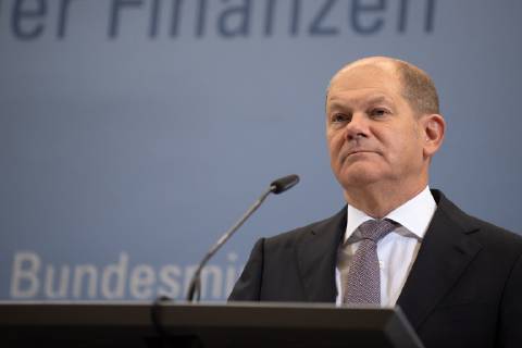 Bundesminister der Finanzen, Olaf Scholz von der Sozialdemokratischen Partei (SPD) spricht waehrend der Pressekonferenz nach der Sitzung des Arbeitskreises Steuerschaetzungen am 25.10.2018 im Bundesfinanzministerium in Berlin, Deutschland.