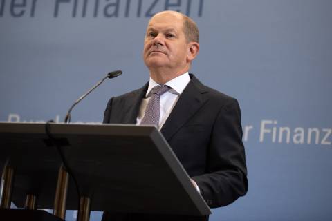 Bundesminister der Finanzen, Olaf Scholz von der Sozialdemokratischen Partei (SPD) spricht waehrend der Pressekonferenz nach der Sitzung des Arbeitskreises Steuerschaetzungen am 25.10.2018 im Bundesfinanzministerium in Berlin, Deutschland.