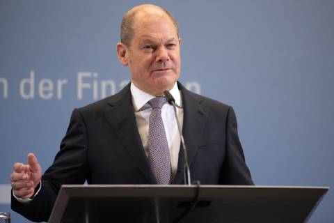 Bundesminister der Finanzen, Olaf Scholz von der Sozialdemokratischen Partei (SPD) spricht waehrend der Pressekonferenz nach der Sitzung des Arbeitskreises Steuerschaetzungen am 25.10.2018 im Bundesfinanzministerium in Berlin, Deutschland.