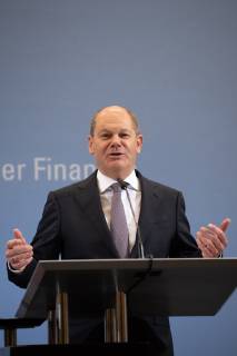 Bundesminister der Finanzen, Olaf Scholz von der Sozialdemokratischen Partei (SPD) spricht waehrend der Pressekonferenz nach der Sitzung des Arbeitskreises Steuerschaetzungen am 25.10.2018 im Bundesfinanzministerium in Berlin, Deutschland.