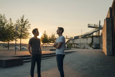 Two friends meeting at sunset, spending the evening talking model released Symbolfoto GUSF01037
