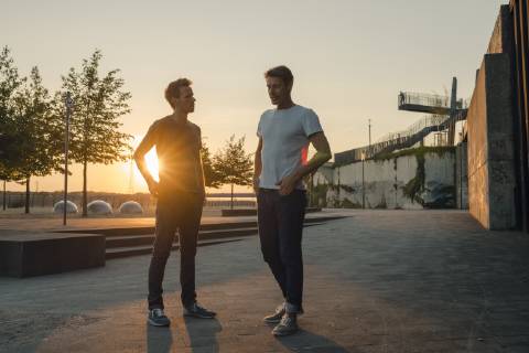 Two friends meeting at sunset, spending the evening talking model released Symbolfoto GUSF01038