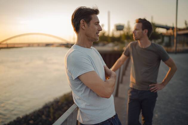 Two friends meeting at sunset, spending the evening talking model released Symbolfoto GUSF01040