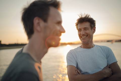Two friends meeting at sunset, spending the evening talking model released Symbolfoto  GUSF01042