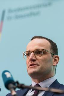 Bundesminister f??r Gesundheit, Jens Spahn von der Christlich Demokratischen Union (CSU) spricht gibt ein Statement zu dem geplanten Kabinettsbeschluss des Gesetzentwurfs zur Verbesserung der Zusammenarbeit und der Strukturen bei der Organspende (GZSO) im Bundesministerium f??r Gesundheit am 31.10.2018 in Berlin, Deutschland.