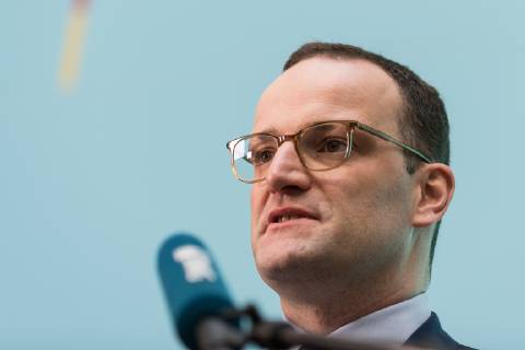 Bundesminister f??r Gesundheit, Jens Spahn von der Christlich Demokratischen Union (CSU) spricht gibt ein Statement zu dem geplanten Kabinettsbeschluss des Gesetzentwurfs zur Verbesserung der Zusammenarbeit und der Strukturen bei der Organspende (GZSO) im Bundesministerium f??r Gesundheit am 31.10.2018 in Berlin, Deutschland.