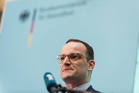 Bundesminister f??r Gesundheit, Jens Spahn von der Christlich Demokratischen Union (CSU) spricht gibt ein Statement zu dem geplanten Kabinettsbeschluss des Gesetzentwurfs zur Verbesserung der Zusammenarbeit und der Strukturen bei der Organspende (GZSO) im Bundesministerium f??r Gesundheit am 31.10.2018 in Berlin, Deutschland.