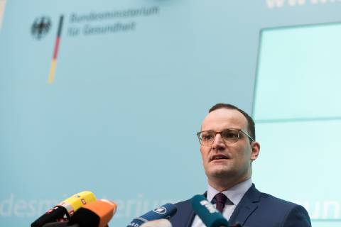 Bundesminister f??r Gesundheit, Jens Spahn von der Christlich Demokratischen Union (CSU) spricht gibt ein Statement zu dem geplanten Kabinettsbeschluss des Gesetzentwurfs zur Verbesserung der Zusammenarbeit und der Strukturen bei der Organspende (GZSO) im Bundesministerium f??r Gesundheit am 31.10.2018 in Berlin, Deutschland.