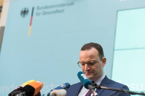 Bundesminister f??r Gesundheit, Jens Spahn von der Christlich Demokratischen Union (CSU) spricht gibt ein Statement zu dem geplanten Kabinettsbeschluss des Gesetzentwurfs zur Verbesserung der Zusammenarbeit und der Strukturen bei der Organspende (GZSO) im Bundesministerium f??r Gesundheit am 31.10.2018 in Berlin, Deutschland.
