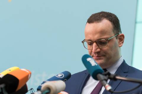 Bundesminister f??r Gesundheit, Jens Spahn von der Christlich Demokratischen Union (CSU) spricht gibt ein Statement zu dem geplanten Kabinettsbeschluss des Gesetzentwurfs zur Verbesserung der Zusammenarbeit und der Strukturen bei der Organspende (GZSO) im Bundesministerium f??r Gesundheit am 31.10.2018 in Berlin, Deutschland.