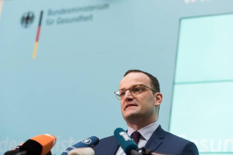 Bundesminister f??r Gesundheit, Jens Spahn von der Christlich Demokratischen Union (CSU) spricht gibt ein Statement zu dem geplanten Kabinettsbeschluss des Gesetzentwurfs zur Verbesserung der Zusammenarbeit und der Strukturen bei der Organspende (GZSO) im Bundesministerium f??r Gesundheit am 31.10.2018 in Berlin, Deutschland.