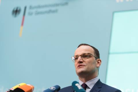 Bundesminister f??r Gesundheit, Jens Spahn von der Christlich Demokratischen Union (CSU) spricht gibt ein Statement zu dem geplanten Kabinettsbeschluss des Gesetzentwurfs zur Verbesserung der Zusammenarbeit und der Strukturen bei der Organspende (GZSO) im Bundesministerium f??r Gesundheit am 31.10.2018 in Berlin, Deutschland.