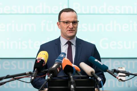 Bundesminister f??r Gesundheit, Jens Spahn von der Christlich Demokratischen Union (CSU) spricht gibt ein Statement zu dem geplanten Kabinettsbeschluss des Gesetzentwurfs zur Verbesserung der Zusammenarbeit und der Strukturen bei der Organspende (GZSO) im Bundesministerium f??r Gesundheit am 31.10.2018 in Berlin, Deutschland.