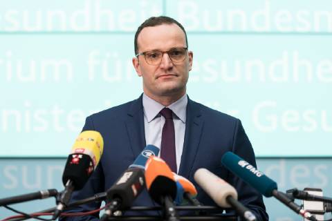 Bundesminister f??r Gesundheit, Jens Spahn von der Christlich Demokratischen Union (CSU) spricht gibt ein Statement zu dem geplanten Kabinettsbeschluss des Gesetzentwurfs zur Verbesserung der Zusammenarbeit und der Strukturen bei der Organspende (GZSO) im Bundesministerium f??r Gesundheit am 31.10.2018 in Berlin, Deutschland.