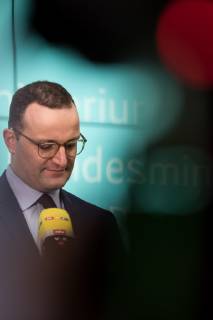 Bundesminister f??r Gesundheit, Jens Spahn von der Christlich Demokratischen Union (CSU) spricht gibt ein Statement zu dem geplanten Kabinettsbeschluss des Gesetzentwurfs zur Verbesserung der Zusammenarbeit und der Strukturen bei der Organspende (GZSO) im Bundesministerium f??r Gesundheit am 31.10.2018 in Berlin, Deutschland.