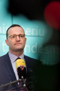 Bundesminister f??r Gesundheit, Jens Spahn von der Christlich Demokratischen Union (CSU) spricht gibt ein Statement zu dem geplanten Kabinettsbeschluss des Gesetzentwurfs zur Verbesserung der Zusammenarbeit und der Strukturen bei der Organspende (GZSO) im Bundesministerium f??r Gesundheit am 31.10.2018 in Berlin, Deutschland.