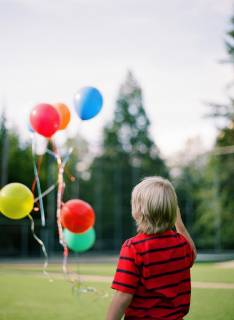Boy letting birthday balloons fly off, Vancouver, British Columbia, Canada, North Vancouver BC Canada BOKI000245 model released Symbolfoto Copyright: KirillxBordon BOKI000245