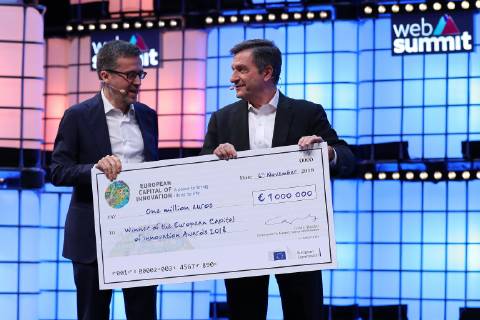 November 6, 2018 - Lisbon, Portugal - European Commissioner for Research, Science and Innovation Carlos Moedas gives the prize money to Mayor of Athens Georgios Kaminis after announcing Athens as the winner of the European Capital of Innovation prize during the Web Summit 2018 in Lisbon, Portugal on November 6, 2018. Lisbon Portugal - ZUMAf123 20181106_zap_f123_004 Copyright: xPedroxFiuzax