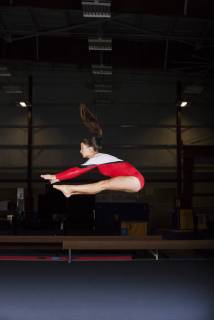 IMAGO Creative: Internationaler Frauenmonat, Mädchen im Sport Gymnast jumping in air  Copyright: SandroxDixCarloxDarsa B30812321