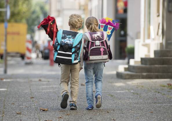 IMAGO Creative: Gesellschaft, Schule, Schulanfang Zwei Kinder mit Schultuete auf Schulweg, von hinten (model-released) Copyright: xMEVx ALLMV137016