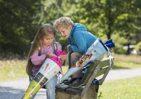 Zwei Kinder packen Schultuete aus (model-released) Copyright: xMEVx ALLMV137017
