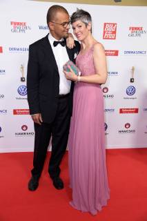 Cheryl Shepard (in Luxuar Fashion) mit Ehemann Nikolaus Okonkwo bei der Verleihung Die Goldene Bild der Frau im Stage Operettenhaus in Hamburg am 07.11.2018