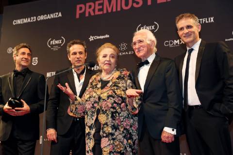 The cast of the Spanish documentary film Many children, a monkey and a castle with the Fenix Award, in Mexico City, Mexico, 7 November 2018. Colombian film PAjaros de verano and Argentine Film Zama , which started as favorites of the Fenix Awards of Ibero-American films, did not disappoint and became the films with the highest number of awards in the fifth edition of the event. Fenix Awards of Ibero-American films !ACHTUNG: NUR REDAKTIONELLE NUTZUNG!  Copyright: xJorgexNunezx AME414 20181108-636772605595189834