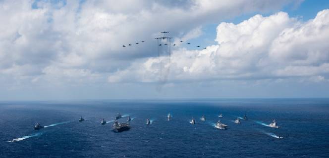 News Themen der Woche KW45 News Bilder des Tages November 8, 2018 - Philippine Sea, Philippines - The U.S. Navy aircraft carrier USS Ronald Reagan and the Japanese helicopter destroyer JS Hyuga sail in formation with 16 other ships from the U.S. Navy and Japan Maritime Self-Defense Force during during Keen Sword 2019 November 8, 2018 in the Philippine Sea. Philippine Sea Philippines - ZUMAp138 20181108_zaa_p138_003 Copyright: xErwinxJacobxV.xMicianox