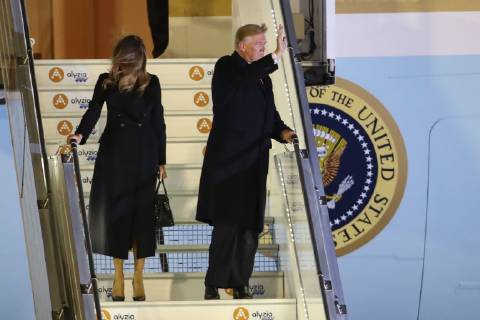 Entertainment Themen der Woche KW45 Entertainment Bilder des Tages Donald Trump et sa femme Melania NEWS : Arrivee du President Americain a l Aeroport de Paris - 09 11 2018 GwendolineLeGoff Panoramic 