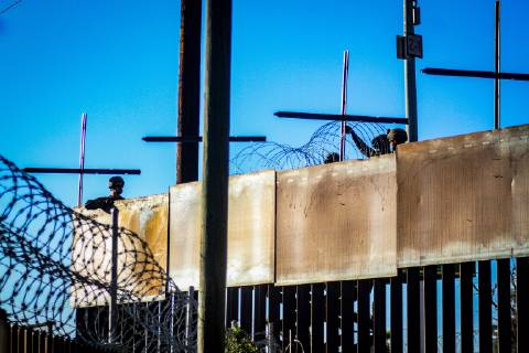 News Themen der Woche KW45 News Bilder des Tages USA, Soldaten an der Grenze zu Mexiko US military install barbed wire fences to stop the passage of Central American migrants who are approaching the US border, seen from Colonia Libertad, Tijuana, Mexico, 10 November 2018. Officials from the Customs and Border Protection Office (CBP) and the Department of Defense reported that troops will remain on the California-Mexico border until mid-December, as part of the Safe Line Operation to respond to migrant caravans. EFE Joebeth Terriquez US military install wire fences to stop the passage of Central American migrants !ACHTUNG: NUR REDAKTIONELLE NUTZUNG!  Copyright: xJoebethxTerriquezx AME2236 20181111-636775128640137986