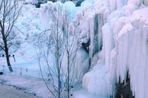News Themen der Woche KW45 News Bilder des Tages China, gefrorener Wasserfall in einem Park in Peking November 11, 2018 - Beijing, Beijing, China - Beijing,CHINA-The waterfall is frozen during winter at Shenquanxia Scenic Area in Beijing, China. Beijing China  - ZUMAs145 20181111_zaa_s145_125 Copyright: xTongxLipingx