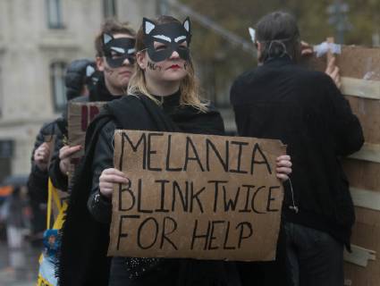News Themen der Woche KW45 News Bilder des Tages November 11, 2018 - Paris, France - Several thousand people gathered at the Place de la Republique in Paris at the call of several feminist, environmental, lgbt and anti-fascist and anti-racist associations to protest against Donald Trump s visit to Paris on the occasion commemorations of the centenary of the Armistice of 1918. They intended to denounce the policy of the American president. Beyond Trump s presence, protesters wanted to denounce the imperialism of western leaders. Paris France  - ZUMAn230 20181111_zaa_n230_364 Copyright: xEstellexRuizx