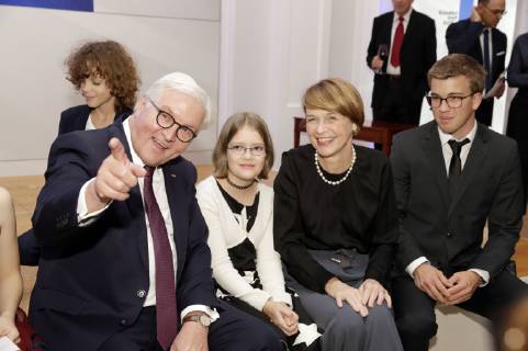Frank-Walter Steinmeier mit Ehefrau Elke Büdenbender und Mitgliedern der Kinderjury bei der 20. Verleihung des Medienpreises Kinderrechte in der Einen Welt der Kindernothilfe im Schloss Bellevue. Berlin, 15.11.2018