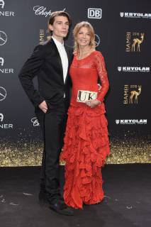 Ursula Karven mit Sohn Christopher Veres BAMBI 2018 - Roter Teppich im Theater am Potsdamer Platz in Berlin am 16.11.2018