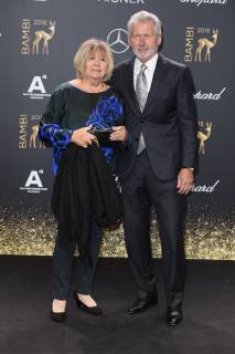 Paul Breitner mit Ehefrau Hildegard Breitner BAMBI 2018 - Roter Teppich im Theater am Potsdamer Platz in Berlin am 16.11.2018