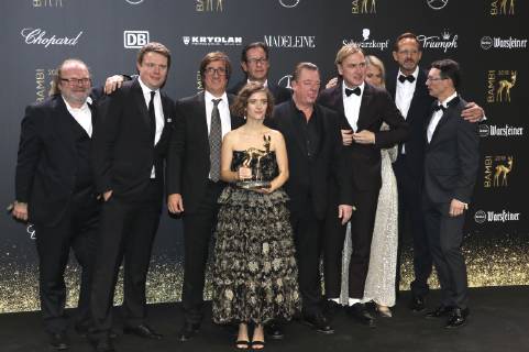 Liv Lisa Fries, Peter Kurth und Lars Eidinger mit Cast und Team von Babylon Berlin bei der 70. Bambi-Verleihung 2018 im Stage Theater am Potsdamer Platz. Berlin, 16.11.2018