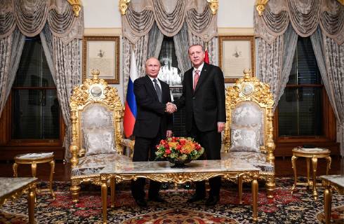 News Themen der Woche KW47 News Bilder des Tages ISTANBUL, TURKEY - NOVEMBER 19, 2018: Russia s President Vladimir Putin (L) and Turkey s President Recep Tayyip Erdogan shake hands during a meeting at Yildiz Palace. Ramil Sitdikov Sputnik POOL TASS  TS09809C
