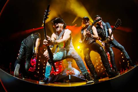 Entertainment Bilder der Woche KW47 Entertainment Bilder des Tages Members of German rock band Scorpions perform during the Crazy World Tour concert in Shanghai, China, 21 November 2018.
