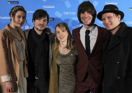 Das Team des Films Adams Ende besucht am Freitag (21.01.2011) das Filmfestival Max Ophüls Preis im Cinestar in Saarbrücken. Der Film feiert hier seine Uraufführung. Im Bild (v. l.): Die Schauspieler Eva-Maria May, David Winter, Paula Kalenberg, Regisseur Richard Wilhelmer und Schauspieler Robert Stadlober.