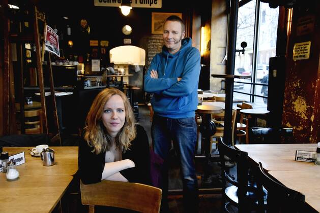 Sarah Bosetti und Ahne die Autoren, Lesebühnenautoren im Cafe Schwarze Pumpe in der Choriner Straße in Berlin Mitte. Copyright: xDorisxSpiekermann-KlaasxTSPx