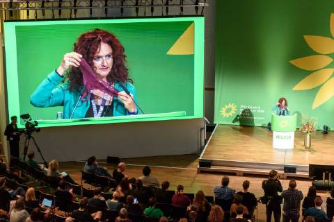 News Themen der Woche KW47 News Bilder des Tages 29. Rat der Europäischen Grünen Deutschland, Berlin - 23 11 2018: Brigitte Foppa (Grüne Fraktion - Gruppo verde - Grupa verda, Südtirol) spricht beim 29. Rat der Europäischen Grünen auf dem Podium über Sexismus. Berlin Berlin Deutschland