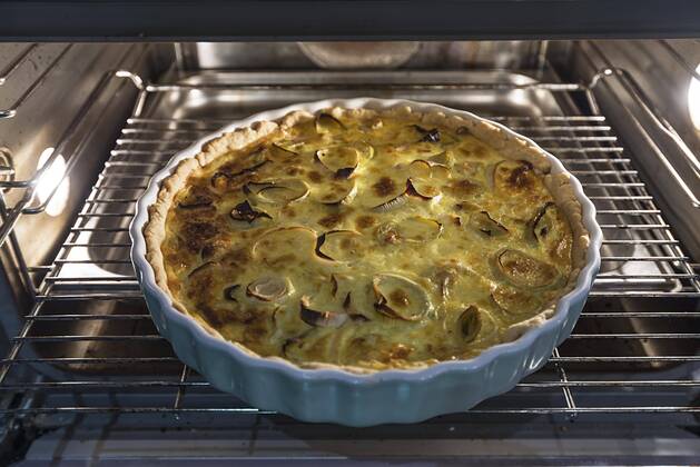 Gebackene Lauch-Quiche in runder Form im Backofen, Deutschland, Europa Copyright: imageBROKER/HelmutxMeyerxzurxCapellen ibxmzc04785530.jpg